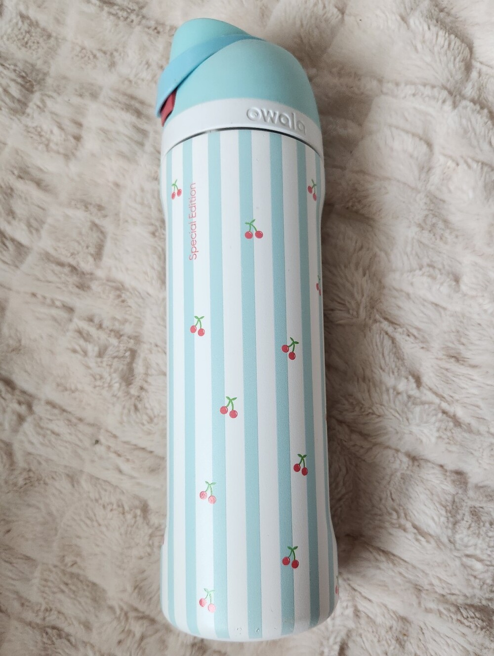 Pillow Fight Special Edition Owala Insulated Water Bottle with Flip Lid - Picture 5 of 7